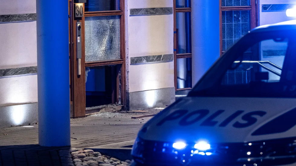 En port fick skador i samband med en explosion på Gärdet i Stockholm på söndagsmorgonen.