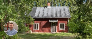 Lantliga röda bostäder med vita knutar lockar bostadssökare