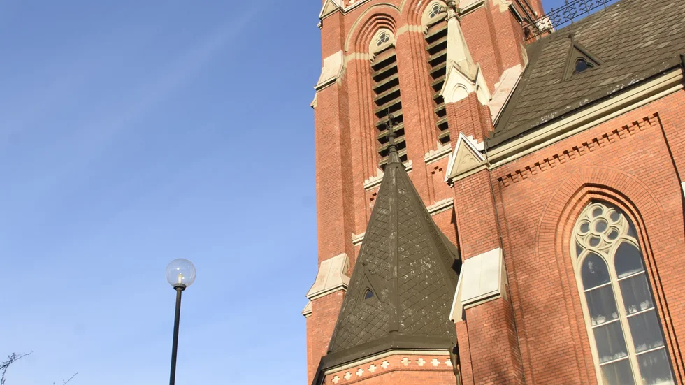 Fastighetschefen vid Luleå domkyrkoförsamling Peter Vinsa lovar att renoveringen kommer att vara klar 2028, trots alla förseningar.