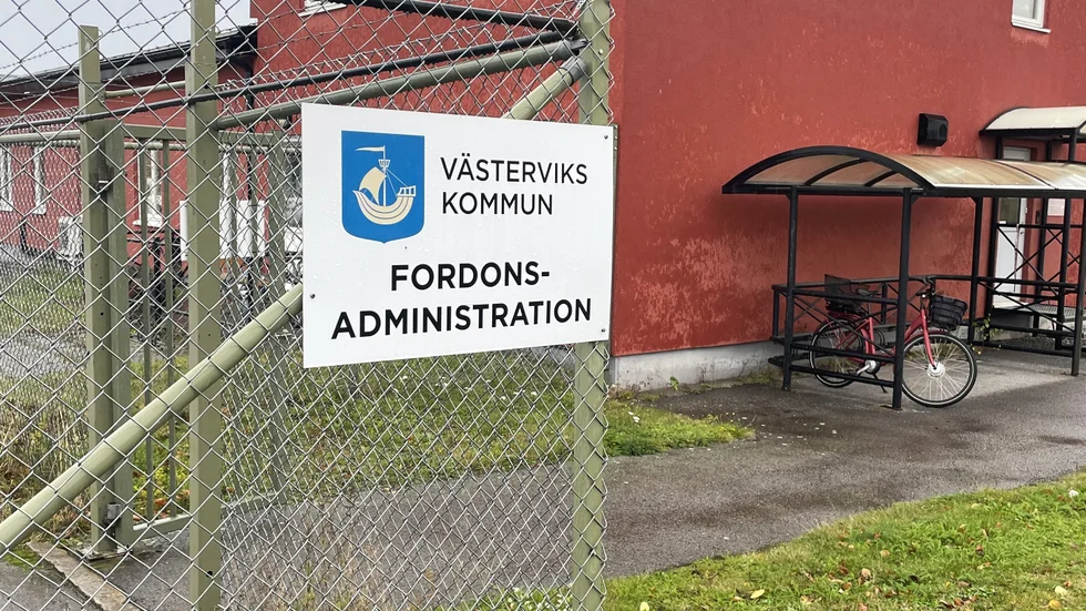 Fordonsadministrationen har i uppgift att köpa in, registrera, besiktiga och sälja kommunkoncernens fordon. 