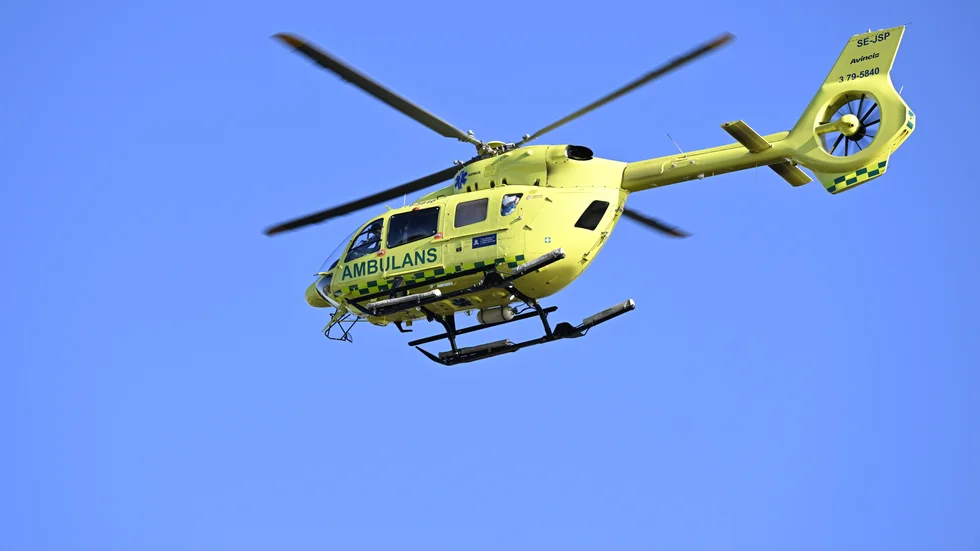 Mannen fördes vid olyckstillfället med ambulanshelikopter till sjukhus. Arkivbild.