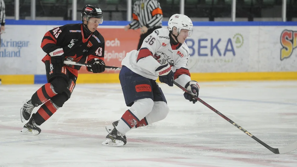 NSK-backen Leo Ekengren på jakt efter motståndare och puck. Nästa säsong kommer Leo och resten av laget få än fler motståndare att jaga.