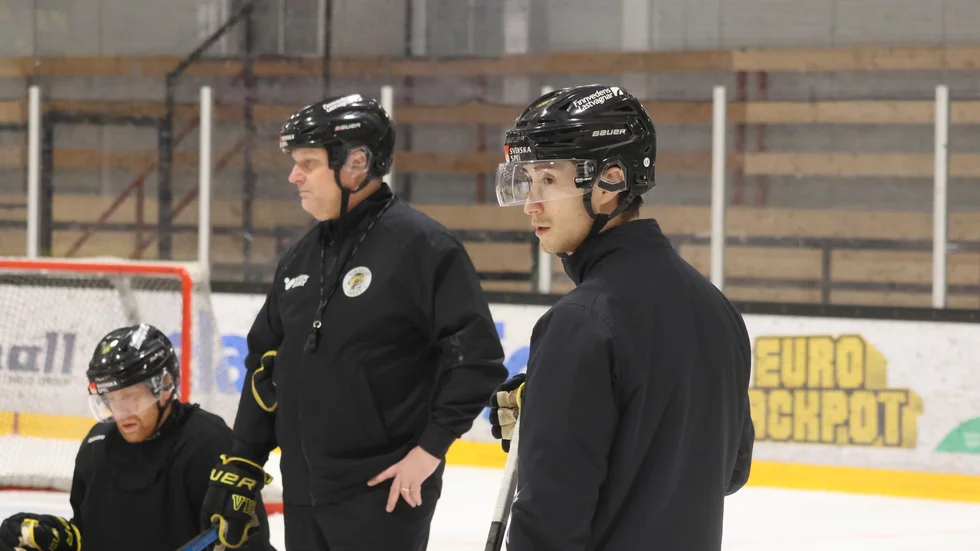 Sedan i slutet av förra veckan är det Björn Tholander Olsson och Anton Carlsson som leder Vimmerby Hockey.