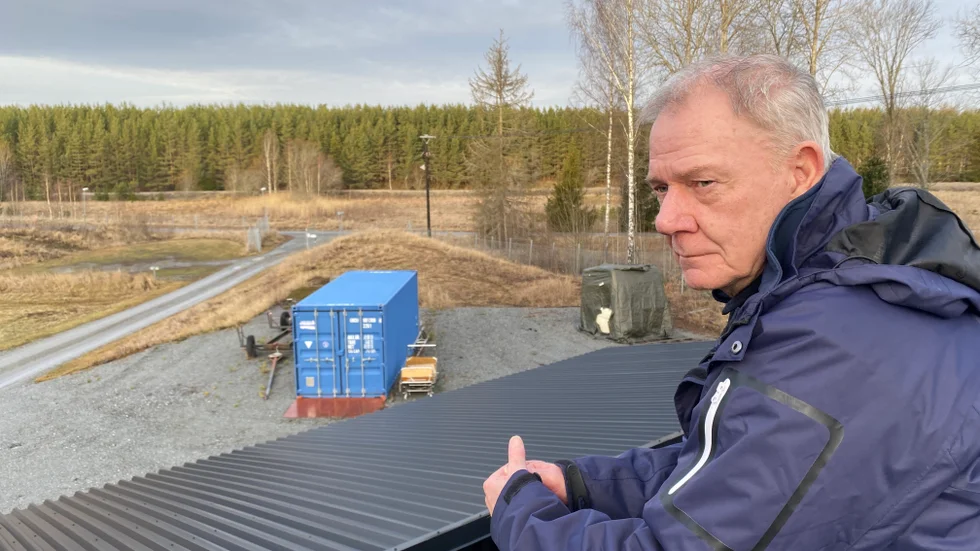 Brandmästaren Hans Granholm säger att det finns många andra källor i området runt övningsfältet som pfas-ämnena i de närliggande brunnarna kan ha kommit ifrån.
