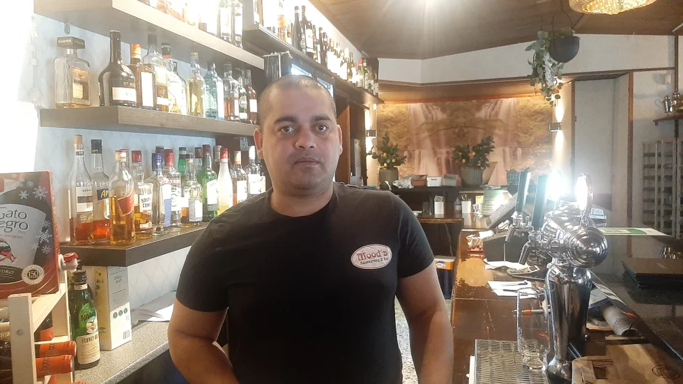 "Jag har betalat in allt och det blir ingen konkurs", säger Mostafa Golam.