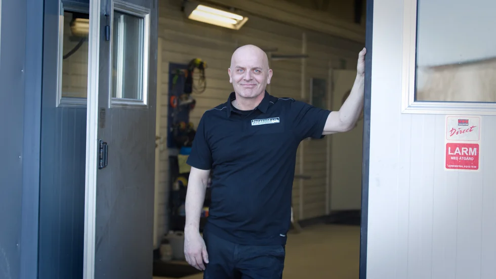 Johan Öberg är ny ägare till Jonssons billackering. "Det finns en enorm kunskap här. De har jobbat här länge och är väldigt duktiga och strukturerade", säger Johan Öberg och syftar på Stefan Jonsson, Tommy Jonsson och Maria Jonsson. "Vi ska inte göra om något", fortsätter han.
