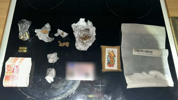 Pengar, narkotika och ammunition hittades i mannens köksfläkt.