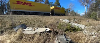 Skrot och betong ligger kvar – ett år (!) efter lastbilskraschen