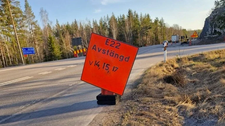 Under veckan satte Trafikverket upp en skylt om vilka veckor avstängningen gäller. 