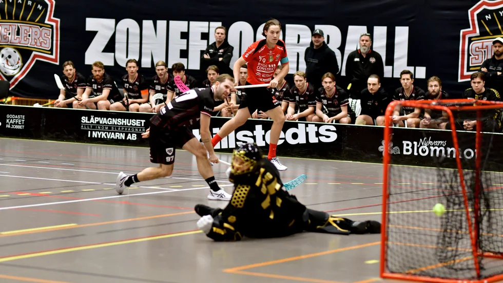 Gabriel Kohonen sätter 1-0 för Storvreta borta mot Nykvarn. Det blev fem nya poäng för Storvretastjärnan, men han tar det hela med ro. "Inget att vara glad över än."