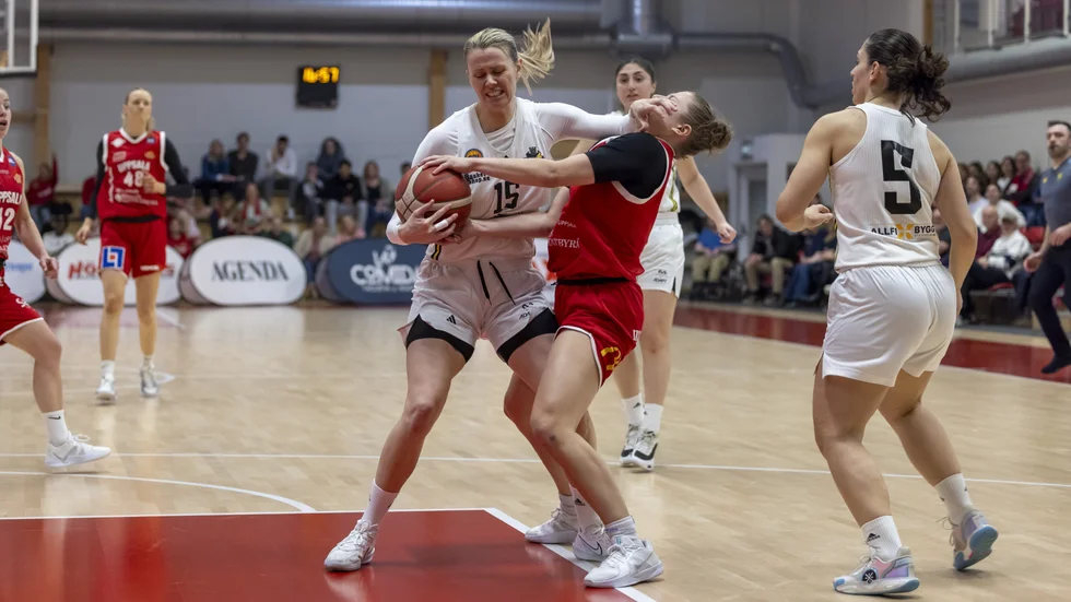Sandra Hansson i vittröjade AIK trycker till Uppsalas fransyska Marion Herioud i en het match i Rosendalshallen.