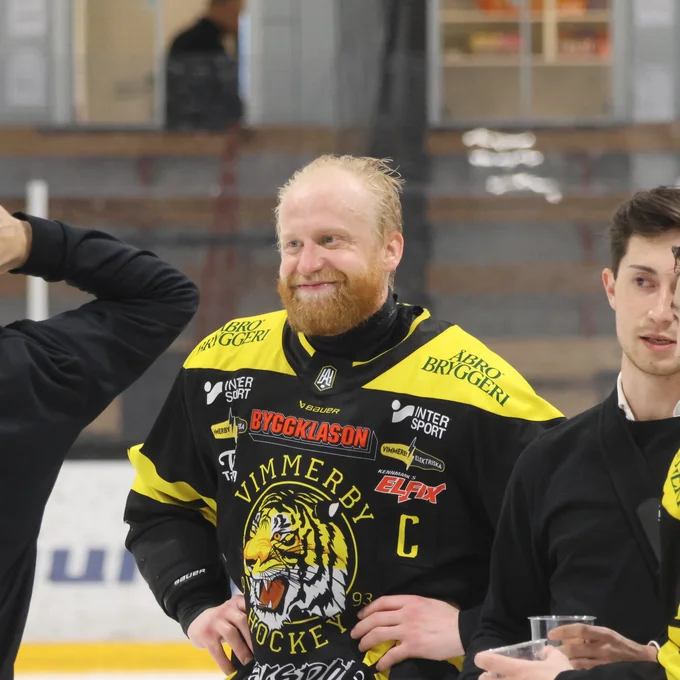 Kapten Jakob Karlsson är en del av Vimmerby Hockeys lagbygge även nästa säsong.