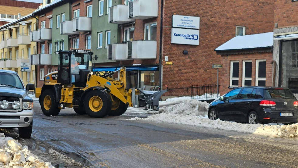 Snöröjning pågår efter gårdagens omfattande snöfall i Motala.