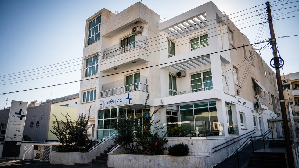 Från den här privatkliniken i Larnaca lyckades Jonny Uvén fly från ett fönster på den högra sidan av huset. Det bekräftar en städerska på kliniken.