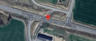 Stillastående personbil skapar problem på väg 34