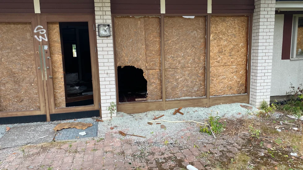 Krossat glas ligger i högar utanför nedlagda Svista värdshus. Ett domstolsbeslut innebär att marken måste städas. 