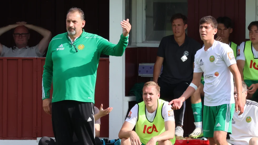 HFK-tränaren Anders Larsson har målet klart för sig. Det är serieseger som gäller.