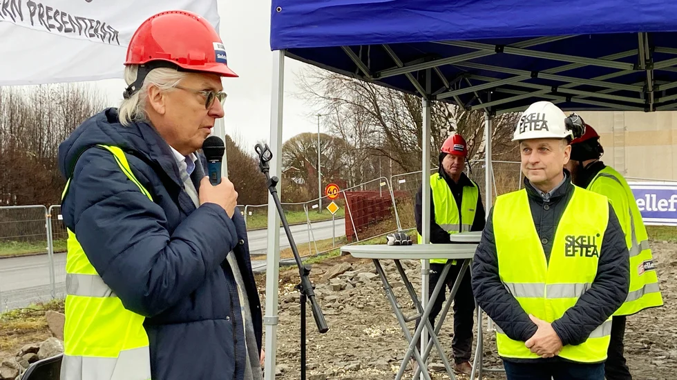 Magnus Månsson är en av de två investerare från Göteborg som satsar. Här håller han välkomsttal och sedan ska kommunalrådet Lorents Burman få ordet. 