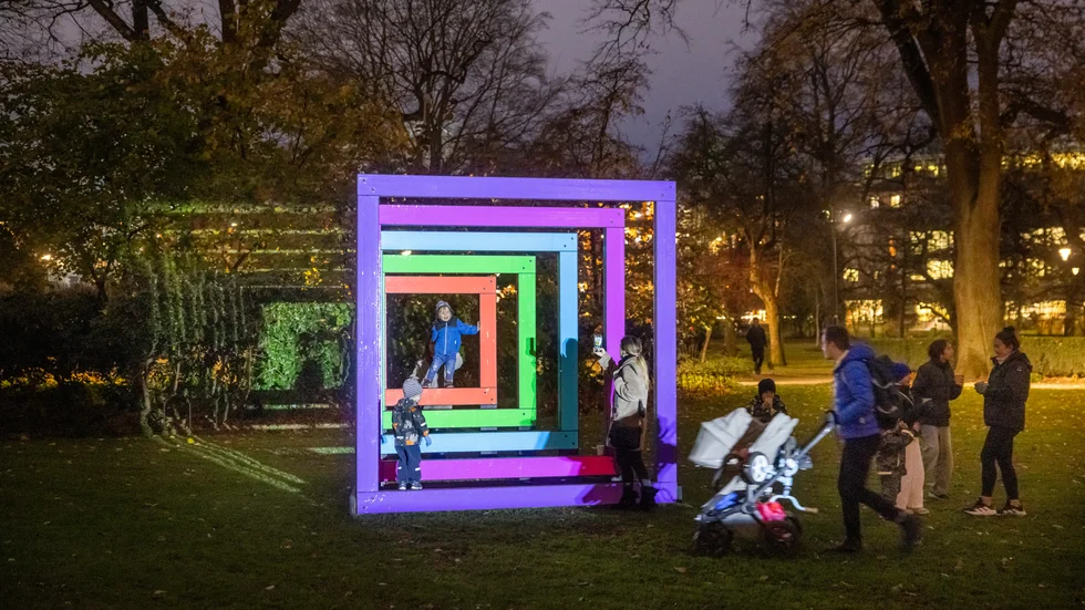 I Stadsträdgården föreslår kommunstyrelsen att man ska få dricka alkohol, runt om den lekpark där barn brukar vistas. Barnombudet Lisa Skiöld vill att kommunstyrelsen tänker om." På bild konstverk av Svante Pettersson i Stadsträdgården.