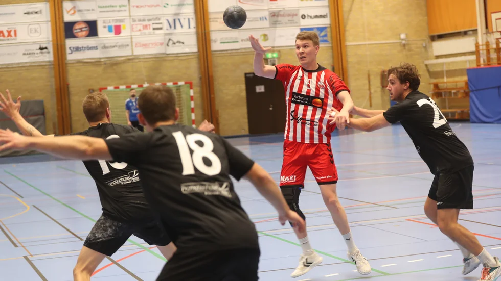 William Råsten i kamp mot Finspångsspelare. Niometersspelaren var en Vadstena bästa i matchen.