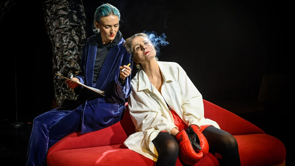 Lovisa Samuelsson och Lolo Elwin i "I ett obevakat ögonblick" på Uppsala stadsteater. Pjäsen bygger på dikter av Kristina Lugn, ihopsmälta till en monolog.