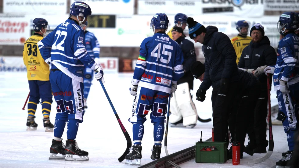 IFK Motala har tagit tidig timeout efter en olycklig start mot Skirö. Spelare och ledare i IFK hittade till slut inget motmedel och förlorade med 5-6. Ingen lätt uppgift, konstaterar Jens Bollius om förlusten.