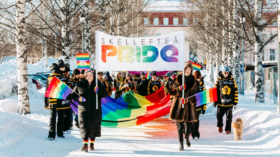 Jonna Deilert och Linnéa Wikman bar banderollen längst fram i Skellefteås Pridetåg 2025.