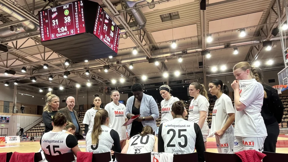 Visby Ladies och coachen Caroline Muzito-Bagenda pratar ihop sig.