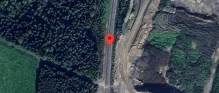 Ett körfält blockerat på grund av en stillastående personbil på väg 984