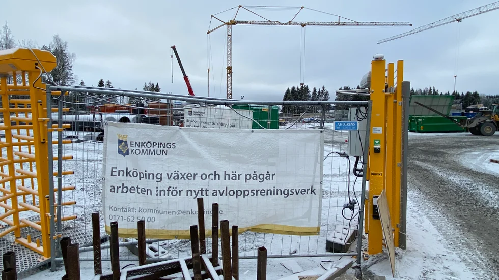 Här, på Vappa gärde, pågår bygget av ett nytt reningsverk - Enköpings största investering någonsin. Nu visar det sig att budgeten på drygt 1,2 miljarder inte kommer att hålla. 