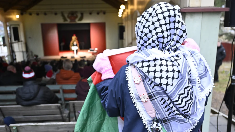 En av de propalestinska demonstranterna under Magdalena Anderssons (S) jultal på söndagen.