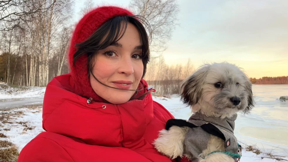 Influencern Hållbara Sara och hennes hund Bonnie på promenad med NSD:s Veronica Palm.