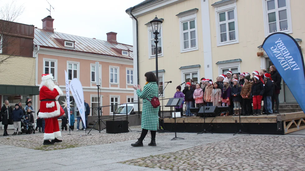Tomten ger Klang Studios kör tumme upp efter att de sjungit "jag såg mamma kyssa tomten". 