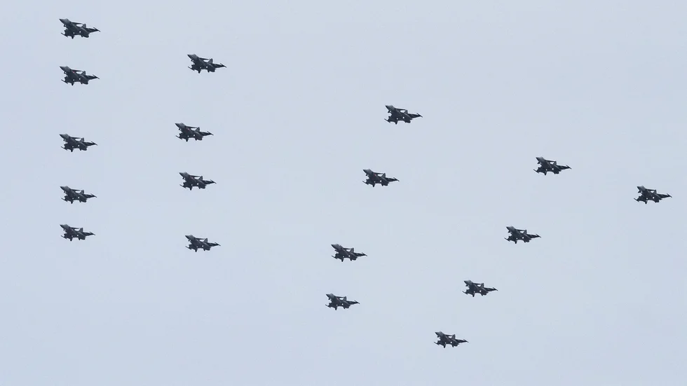 18 stycken JAS 39 Gripen i julgransformation passerar över Malmö den 16 december 2019.