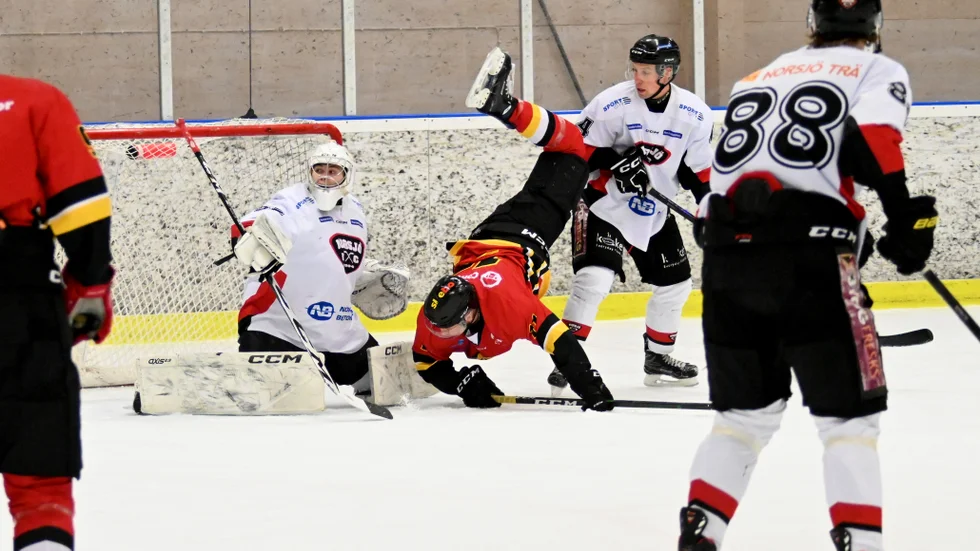 William Molin fick både puckar och spelare mot sig, men tog allt under de två första perioderna.