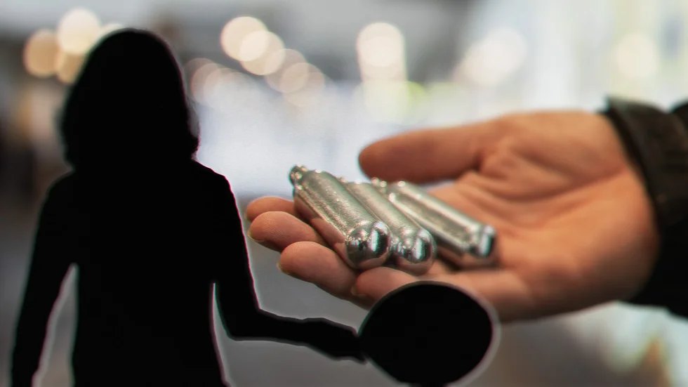19-åriga Uppsalabon Sara, som egentligen heter något annat, har testat lustgas tre gånger. Alla gånger på fester.