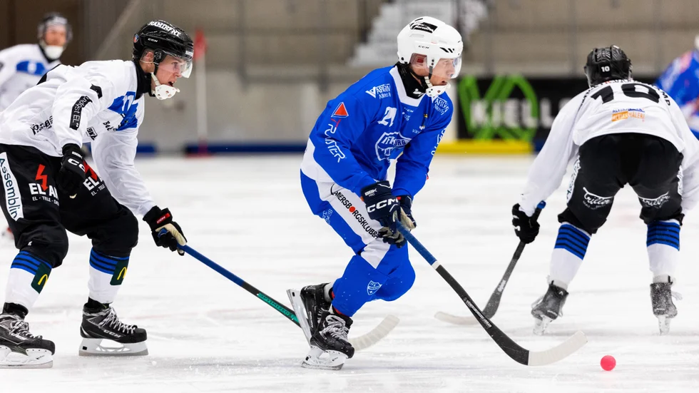 Vänersborgs Emil Viklund på väg framåt under den första halvleken mot Sirius.