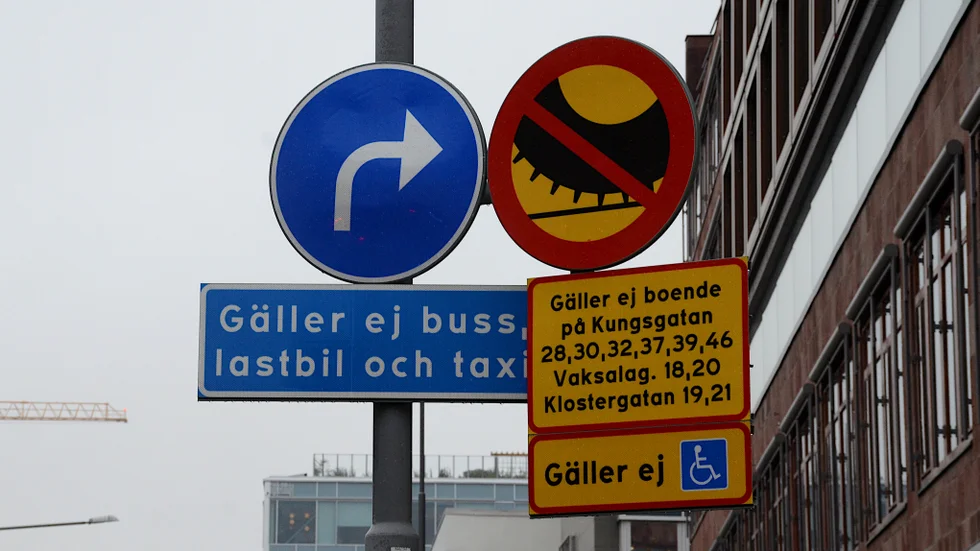 Fortfarande sitter skyltarna kvar som visar att man inte får köra rakt fram på Kungsgatan vid korsningen med Vaksalagatan.
