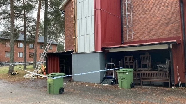 Polisen har spärrat av platsen efter branden i Kalix.