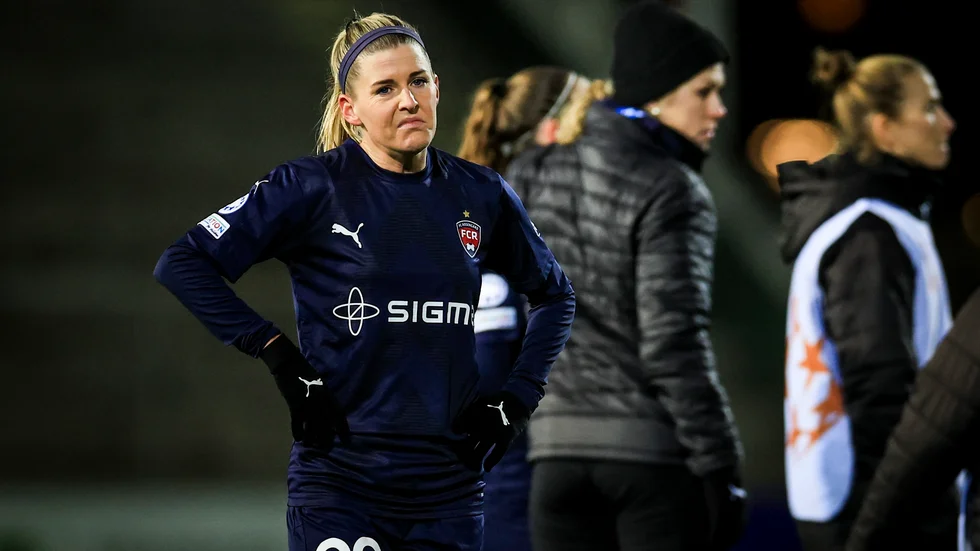 Rosengårds Olivia Schough deppar efter 1–3 hemma mot Benfica. Efter fyra raka förluster kan Malmöklubben inte längre gå vidare från grupp D av fotbollens Champions League.