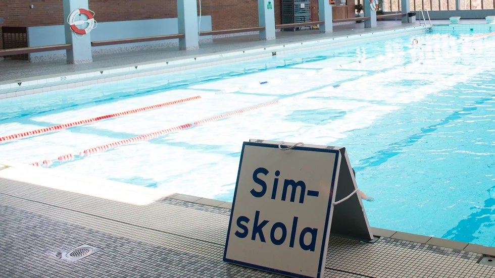 Enligt en rapport som Skolverket presenterade i veckan har andelen elever i årskurs sex som inte kan simma ökat från fem till sju procent mellan åren 2014 och 2020, skriver ledarskribenten