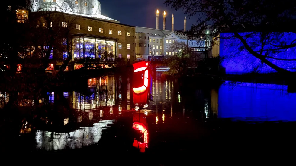 “En röd Saab dyker upp under mystiska omständigheter". Installationen "UFO Sweden" är, precis som det låter, kopplad till Crazy Pictures nya film som har premiär på juldagen. Gående på Järnbrogatan kommer ha svårt att missa bilen som svävar strax ovanför vattenytan.