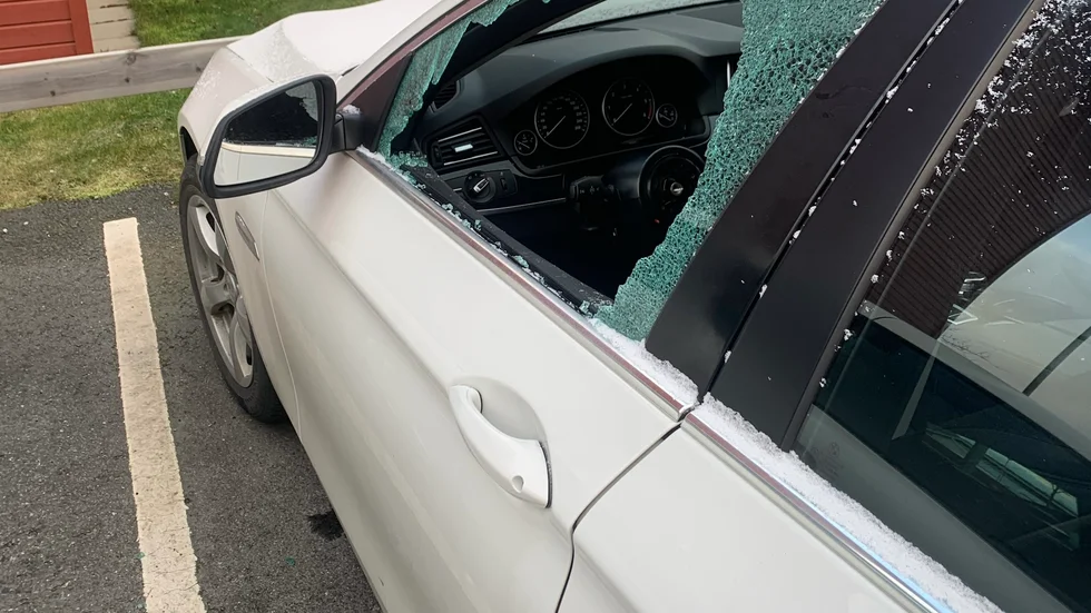 Under en vecka har åtta stölder från bilar av märket BMW skett i polisregion Mitt, främst i Bålsta, Uppsala och Knivsta. Bilden är från en stöld i en annan region. Då var det ratten, en så kallad M-sportratt, som stals.
