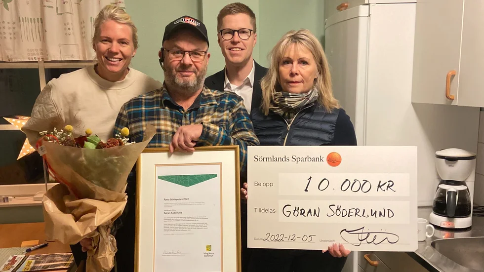 Göran Söderlund är Årets stöttepelare i Vingåker. Här flankeras han av Susanna Oom Samuelson, näringslivsansvarig i Vingåkers kommun, Jim Lindström, Sörmlands sparbank och Charlotte Prennfors, kommunalråd.