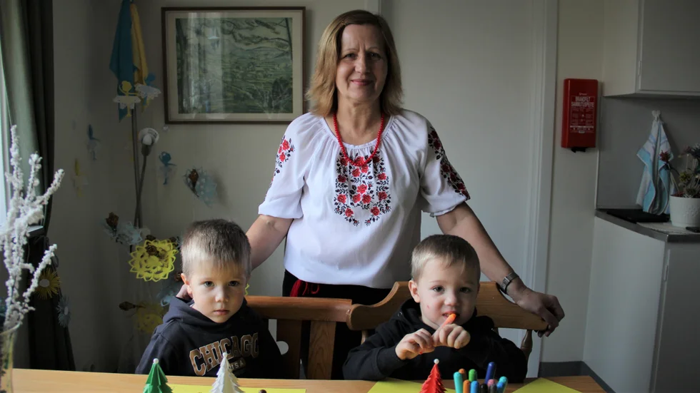 Valentyna Diolyk, ukrainsk flykting i Öregrund med sina barnbarn, Kiril och Ilja, 2 år. Hon lämnade kriget i somras tillsammans med sin dotter Liudmila, hennes man Vitalii och de sex barnen.