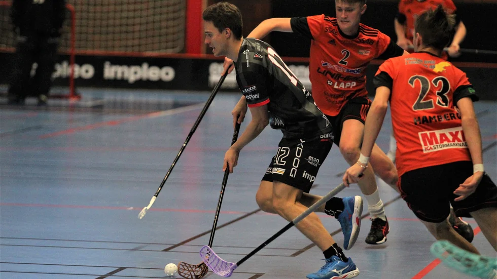 Solfjäderstadens snabbe Joel Hermansson rycker sig loss från Onyxspelarna i den viktiga bottenmatchen i Motala sporthall. Inget lag lyckades vinna matchen och det blev 6-6.