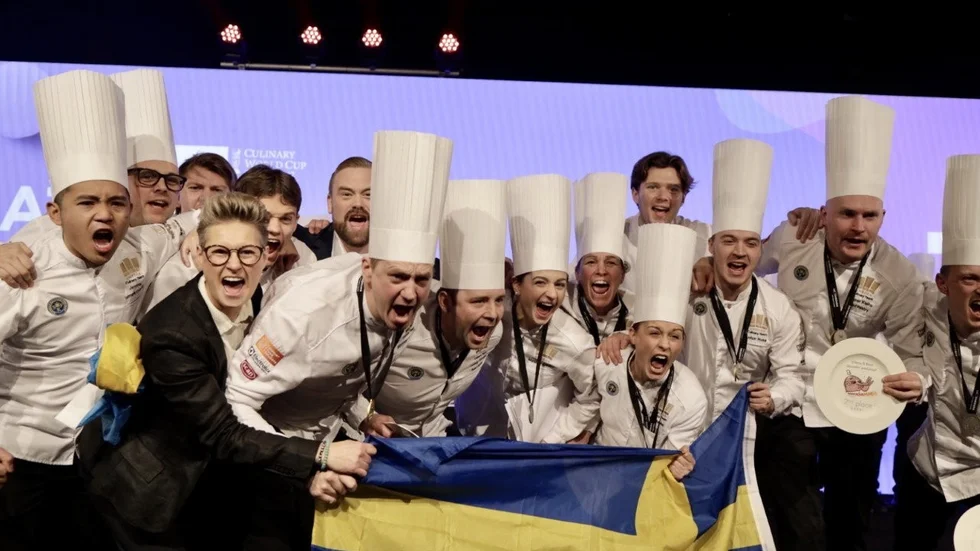 Kocklandslaget firar silvermedaljen i Culinary World Cup i Luxemburg 2022. Pressbild.