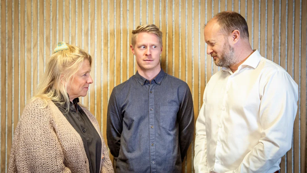 Meit Fohlin (S) och Andreas Unger (M) i en frågeduell ledd av GT-reportern Emil Lundberg i mitten.