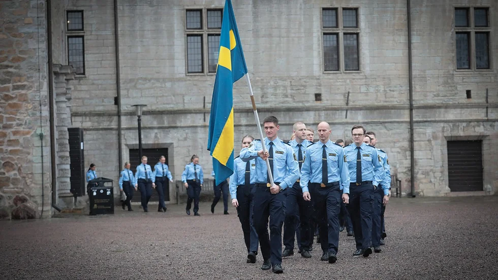Här tågar de nyexaminerade poliserna under den högtidliga ceremonin i Vadstena i helgen.