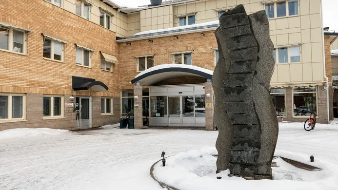 Förra veckan bröt sig en man in på Tingsbacka efter att han krossat flera fönster och brukat våld på dörrar. Nu anmäler kommunen händelsen till Arbetsmiljöverket. (Arkivbild)